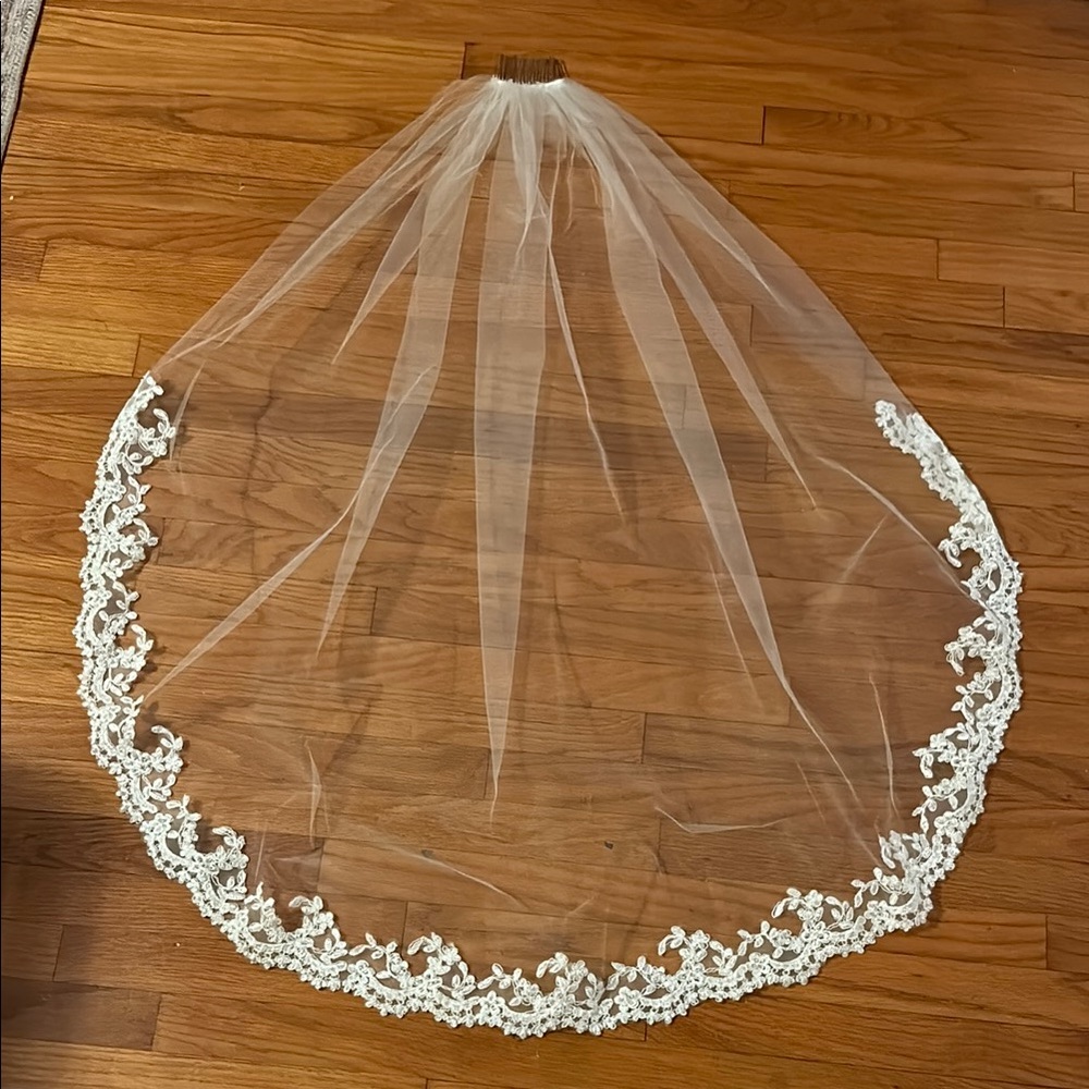 Elegant White Bridal Veil with Lace Trim